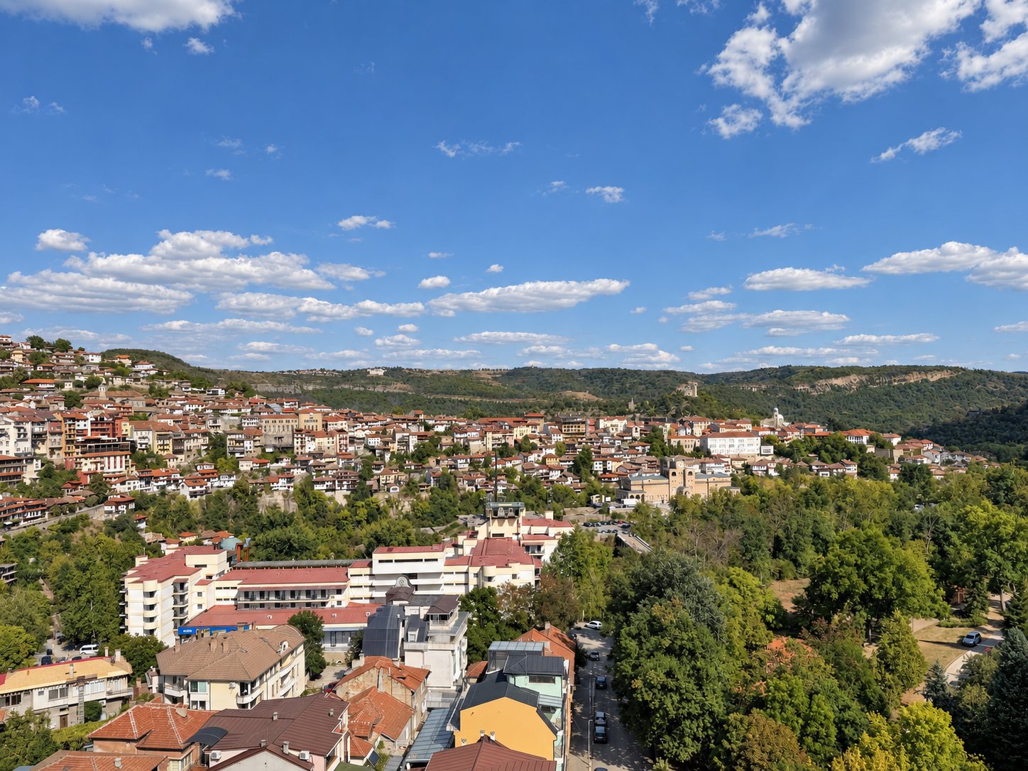 Панорама към стария град от хотел Етър